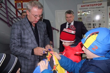 Вячеслав Фетисов поприветствовал юных спортсменов и пожелал им удачи в борьбе за победу. 