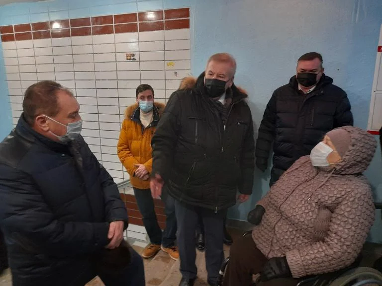 Думские вести: Депутат купил для инвалида подъемник в подъезд