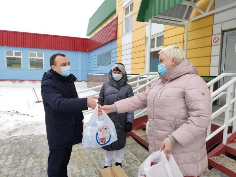 Думские вести: Депутаты продолжают оказывать помощь медикам