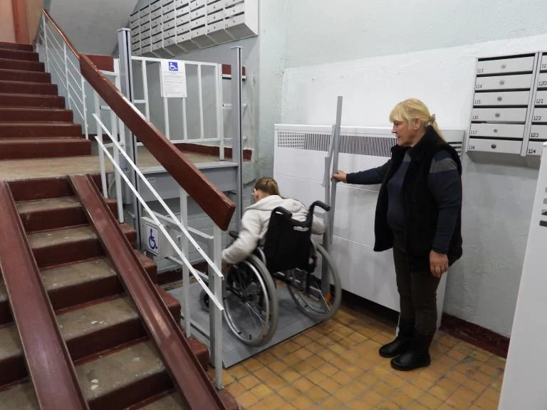 На депутатском контроле: подъёмник для инвалида - колясочника установлен