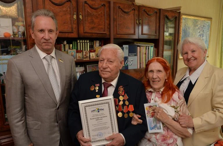 Думские вести: ВЕТЕРАНА ДМИТРИЯ ХЛУСЕВИЧА ПОЗДРАВИЛИ С 90-ЛЕТИЕМ!
