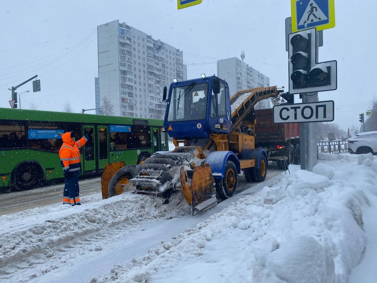 С середины января дорожники увеличили количество рейсов на снежный полигон  