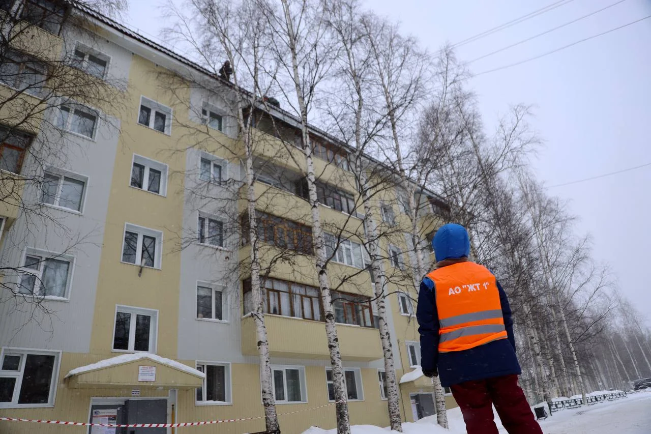 Управляющие организации убирают снег и наледь с крыш  