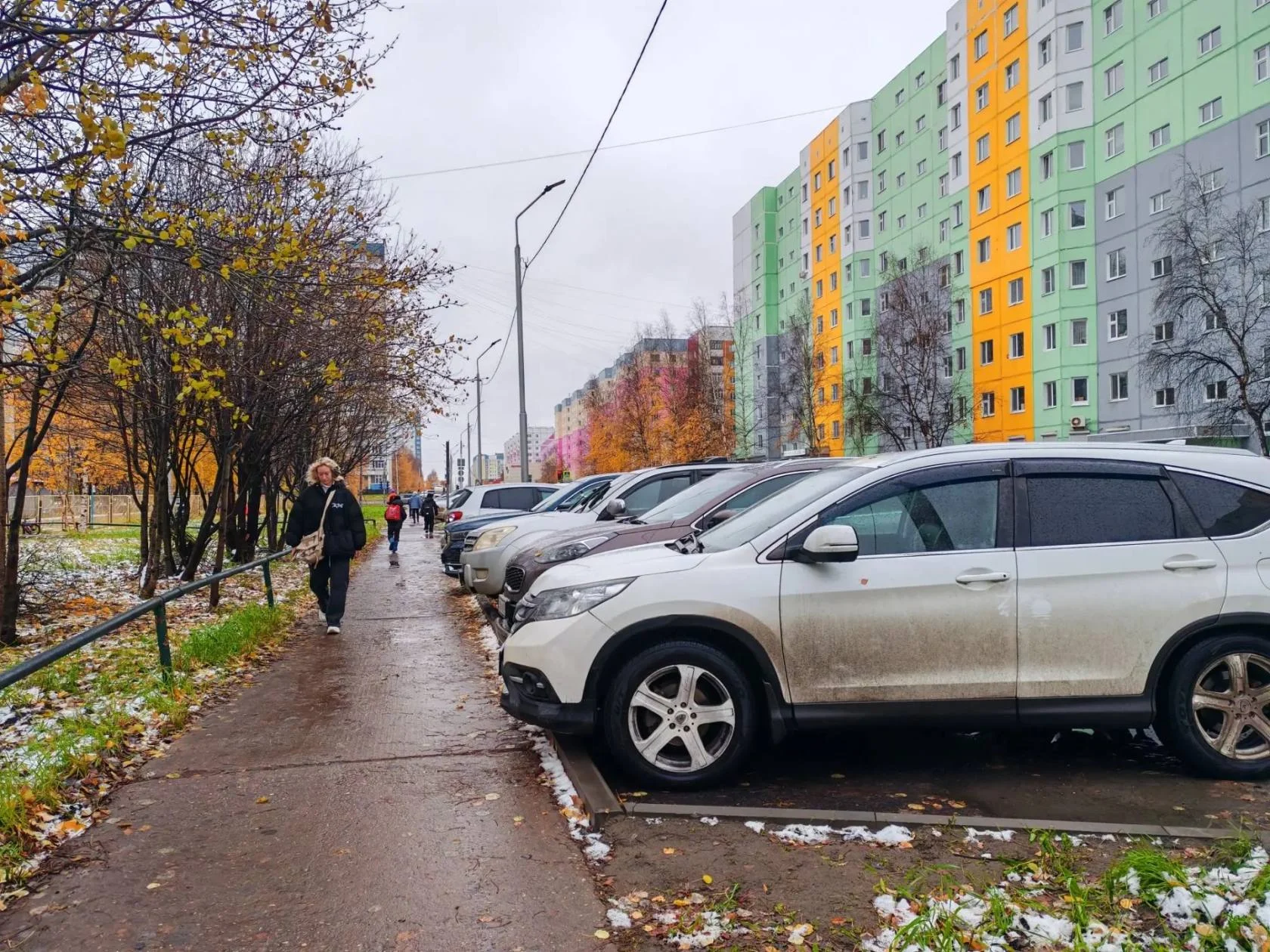 В Нижневартовске обустраивают новые парковочные места для автомобилей