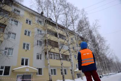 Управляющие организации убирают снег и наледь с крыш Управляющие организации убирают снег и наледь с крыш