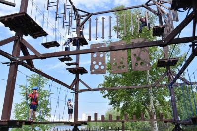 Висящая лестница», «Мостик с морковками», «Ногоходы» - попробуйте преодолеть препятствия веревочного парка /ФОТО/ Висящая лестница», «Мостик с морковками», «Ногоходы» - попробуйте преодолеть препятствия веревочного парка /ФОТО/