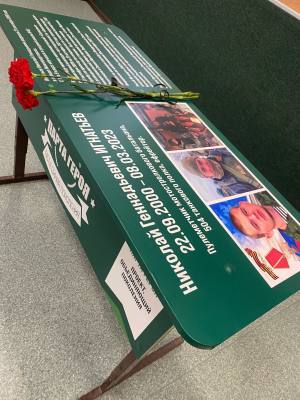 Парту Героя в 43 школе посвятили участнику СВО Парту Героя в 43 школе посвятили участнику СВО