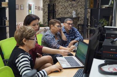 Чтобы не отставать от молодежи: старшее поколение учится цифровой грамотности