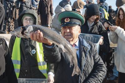 Расти, осетр!»: В Нижневартовске выпустили в Обь 100 краснокнижных рыб. Расти, осетр!»: В Нижневартовске выпустили в Обь 100 краснокнижных рыб.