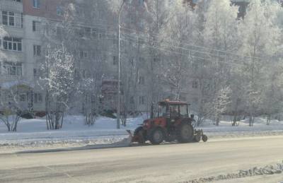 Снегоуборочные работы ведутся в две смены Снегоуборочные работы ведутся в две смены