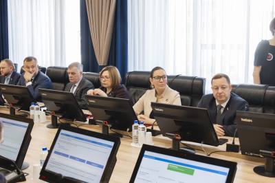 На очередном заседании Думы Нижневартовска депутаты заслушали отчеты о работе Счетной палаты и УМВД города за 2025 год.
