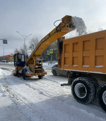 Дворы многоквартирных домов и дороги очищают от снега