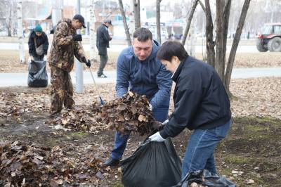 В городе продолжается весенняя уборка 