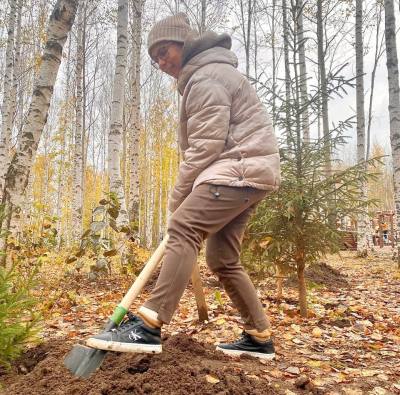 Эстафета поколений: в парке Победы высадили новые хвойные деревья /ВИДЕО/