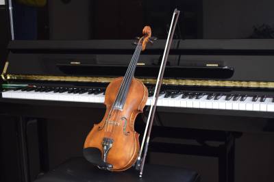 Музыка звучит