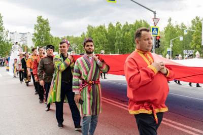 Нижневартовск отметил День России шествием с гигантским триколором /ФОТО/