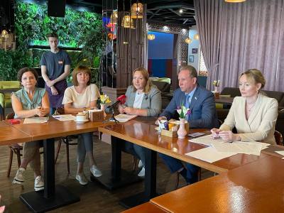 В Нижневартовске обсудили вопросы в сфере торговли и общественного питания В Нижневартовске обсудили вопросы в сфере торговли и общественного питания