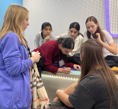 Молодежь учится помогать