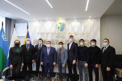 Равнение на олимпийских чемпионов Нижневартовска /ФОТО/ Равнение на олимпийских чемпионов Нижневартовска /ФОТО/