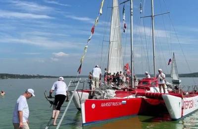 Экспедиционный тримаран «Персей» пришвартуется у берега Нижневартовска Экспедиционный тримаран «Персей» пришвартуется у берега Нижневартовска