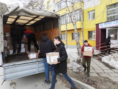 Посылки для солдат и гуманитарная помощь: вартовчане отправили очередную партию груза на Донбасс 