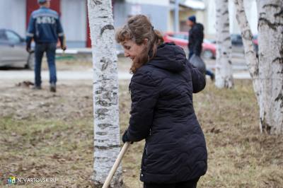 В Нижневартовске привели в порядок территорию у мемориала В Нижневартовске привели в порядок территорию у мемориала