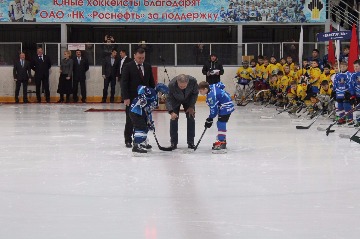Вместе с главой города Нижневартовска Максимом Клец Вячеслав Фетисов произвел символическое вбрасывание шайбы.