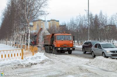 Работы по уборке и вывозу снега не останавливаются /ФОТО/ 
