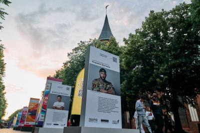 Расскажите историю героя   