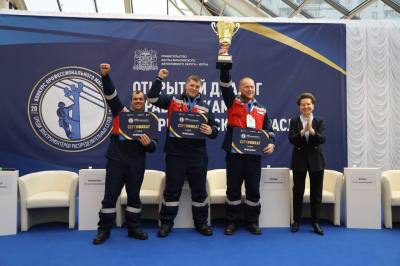 Наталья Комарова наградила лучших электромонтеров Уральского федерального округа Наталья Комарова наградила лучших электромонтеров Уральского федерального округа