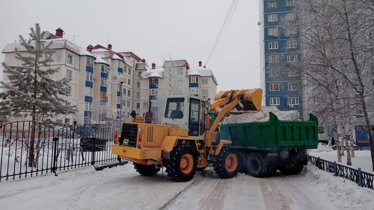 В Нижневартовске ведутся ежедневные снегоуборочные работы