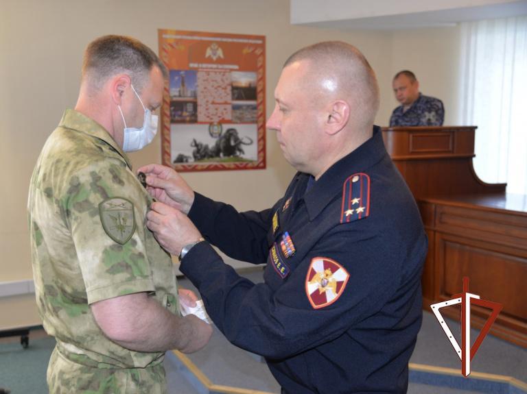 В Югре офицеру Росгвардии вручен нагрудный знак «Участник боевых действий»