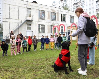 Год семьи: юные кинологи пришли в гости к детям /ФОТО/
