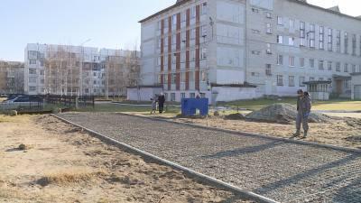 Работа по наказам избирателей: в школе № 30 обновляют забор и спортивную дорожку Работа по наказам избирателей: в школе № 30 обновляют забор и спортивную дорожку