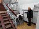 На депутатском контроле: подъёмник для инвалида - колясочника установлен