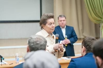 В НИЖНЕВАРТОВСКЕ НАТАЛЬЯ КОМАРОВА ВСТРЕТИЛАСЬ С ЖИТЕЛЯМИ ДОМА ПО УЛИЦЕ МИРА, 6А /ФОТО/