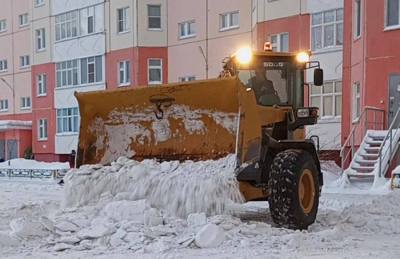 Задача управляющих компаний – своевременный вывоз снега /ФОТО/