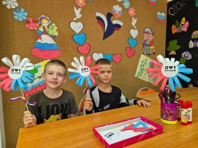 Гордо реет флаг российский: вартовчане встречают праздник со всей страной /ФОТОРЕПОРТАЖ/