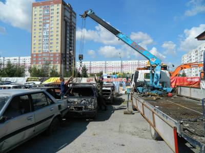Из микрорайонов продолжают эвакуировать брошенный транспорт