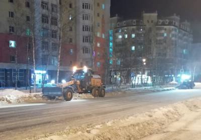 Город очищают от снега Город очищают от снега