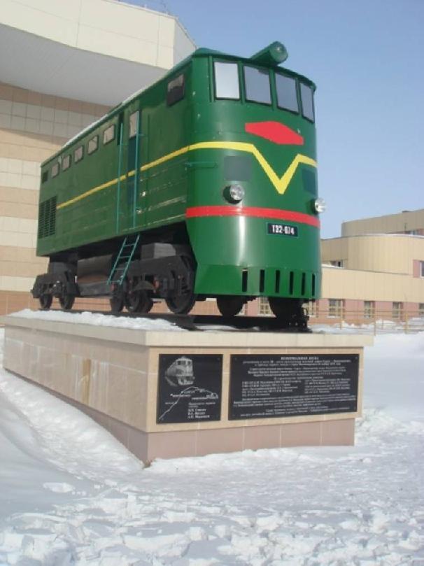 Памятный знак в честь открытия железнодорожного сообщения в Нижневартовске (макет тепловоза)