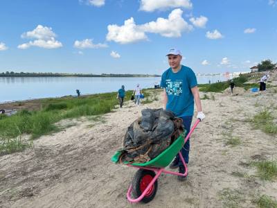 Субботник на реке Оби Субботник на реке Оби
