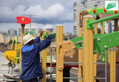 На набережной начали монтаж инклюзивной площадки /ФОТО/ На набережной начали монтаж инклюзивной площадки /ФОТО/