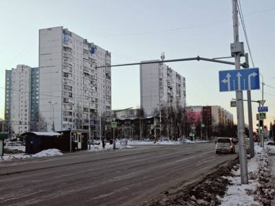 Устанавливают дополнительные дорожные знаки Устанавливают дополнительные дорожные знаки