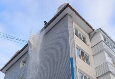 Крышу вашего дома чистят от сосулек и снега? Крышу вашего дома чистят от сосулек и снега?