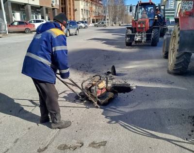 Ведётся аварийный ямочный ремонт Ведётся аварийный ямочный ремонт
