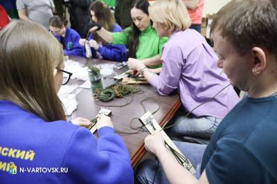 Добровольцы провели мастер-класс по изготовлению «сухого душа» для отправки на СВО /ФОТО/