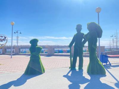 Выставляют городские украшения 