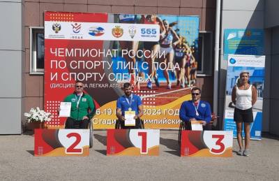 На ступенях пьедестала