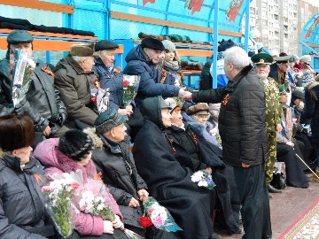 Поздравить ветеранов с Днем Победы в Нижневартовск приехал председатель Думы ХМАО - Югры Борис Хохряков